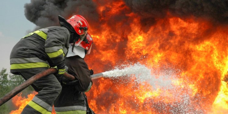 Binəqədidə binada yanğın başlayıb