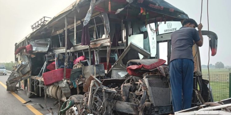 Ukraynada mədən işçilərini daşıyan avtobus vuruldu: 15 nəfər həlak oldu