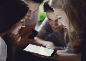 Sosial şəbəkə asılılığının təhlükəli əlamətləri – PSİXOLOQ AÇIQLADI