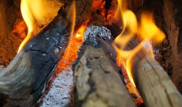 Yanan sobanın üstünə düşən 84 yaşlı kişi öldü