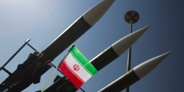 İran yeni silahların açıq nümayişini dayandırdı