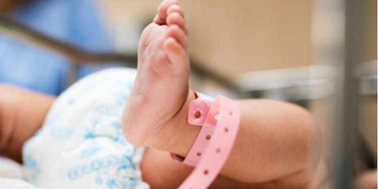 Gəncədə ana 40 günlük körpəsindən imtina etdi