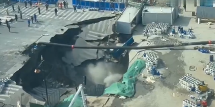 Çində yol çökdü, nəhəng çuxur yarandı