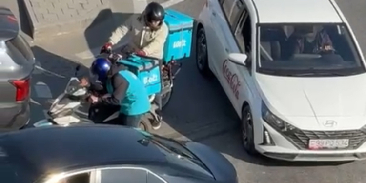 8 Noyabr prospektində avtomobil və motosiklet toqquşdu 