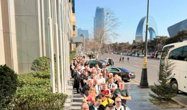 İngilis azarkeşlər Bakıda bilet almaq üçün növbə yaratdı