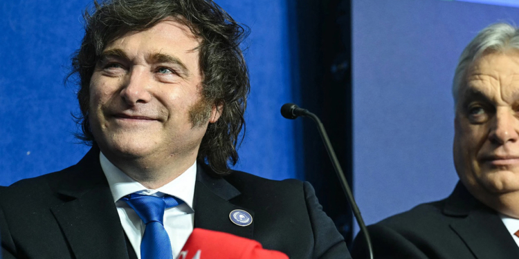 Dünənki iclasda əylənməsi ilə gündəm oldu