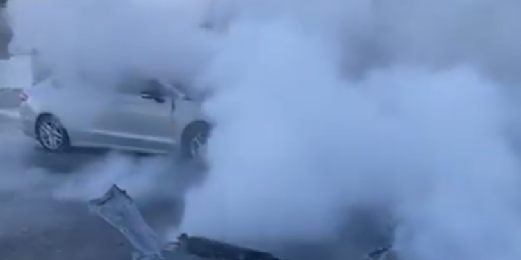 Badamdarda maşın yandı