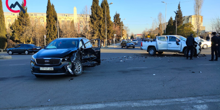 Gəncədə “KIA” “Mitsubishi” ilə toqquşdu - Xəsarət alanlar var