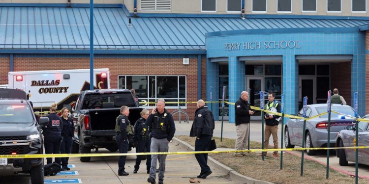 ABŞ-da məktəblərdə silahlı atışmaların sayı - 25 il fərq ilə