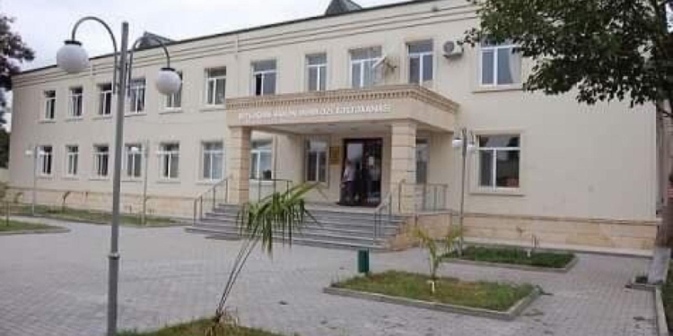 Sabunçu 3 saylı şəhər klinik xəstəxanasında biabırçılıq iddiası – Həkim pensiya düzəltmək adı ilə şəhid ailəsinin 4500 manatını mənimsəyib