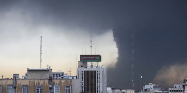 İranda neft anbarına zərbə endirilib, ölən və yaralananlar var