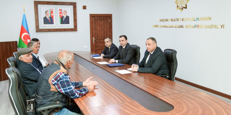 Naxçıvanda Çernobıl qəzası ilə əlaqədar əlilliyi olan şəxslərə avtomobillər təqdim olunub