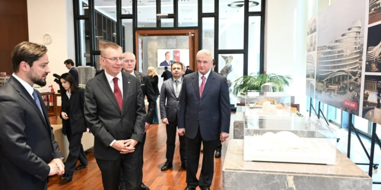 Latviya prezidenti "Bakı Ağ Şəhər"də olub