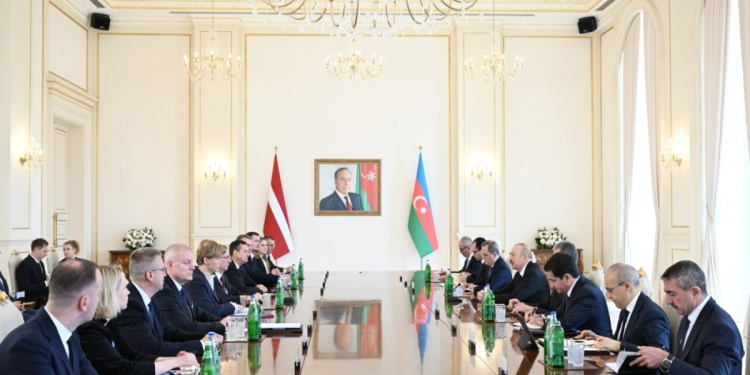 Azərbaycan və Latviya prezidentlərinin geniş tərkibdə görüşü keçirilib