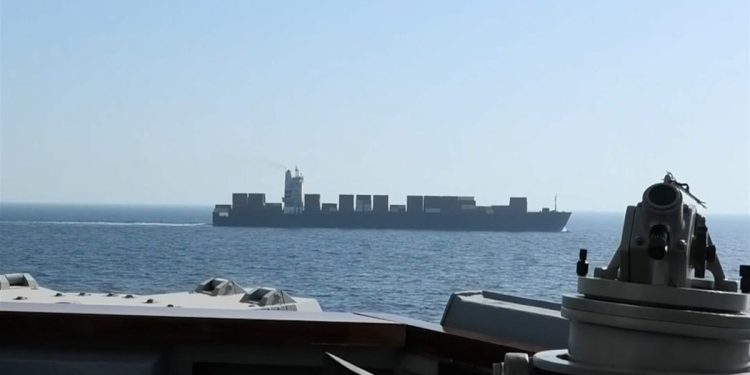 İrandan yola düşən yük gəmisinə atəş açılıb