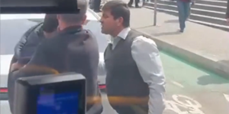 Avtobus sürücüsünü yumruqla vuran şəxs - Tutuldu