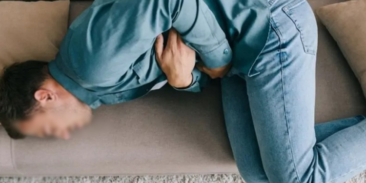 Qayınata təpiklə vurub kürəkəninin bağırsağını partlatdı