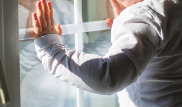 Bakıda üç yaşlı uşaq pəncərədən yıxılıb öldü