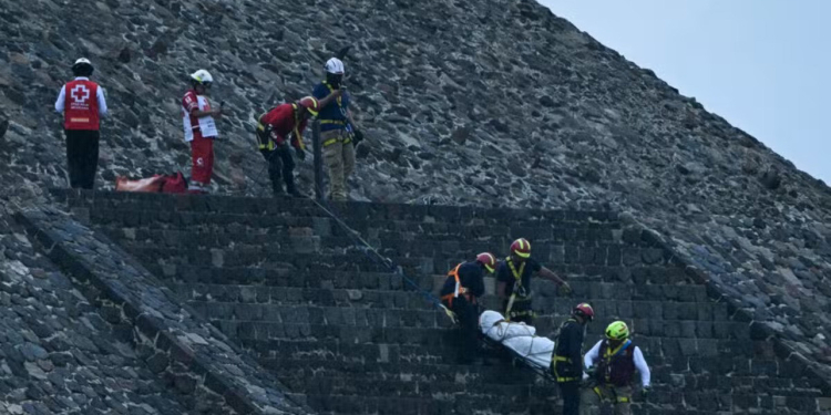 Piramida üzərində turistləri atəşə tutdu - Ölü və yaralılar var