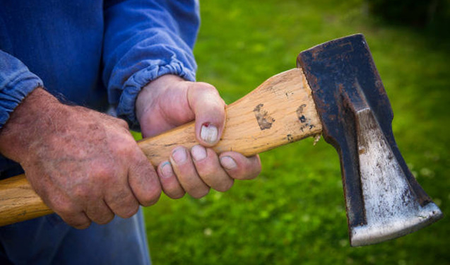 Gəncədə ər arvadını baltaladı