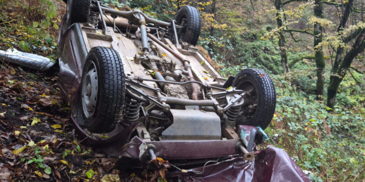 Qubada maşın ağaca çırpıldı - Ölən və xəsarət alanlar var