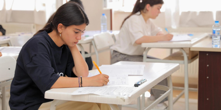 Sabah 55 mindən çox şagird buraxılış imtahanı verəcək - qaydalar və saat açıqlandı