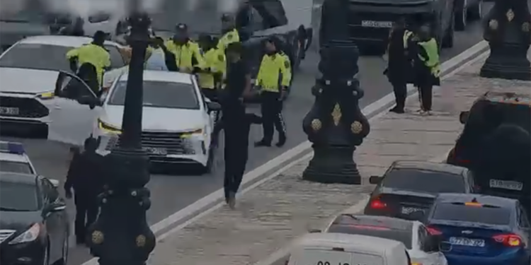 Qəzada xəsarət alan şəxsi yol polisi xəstəxanaya çatdırdı - Video
