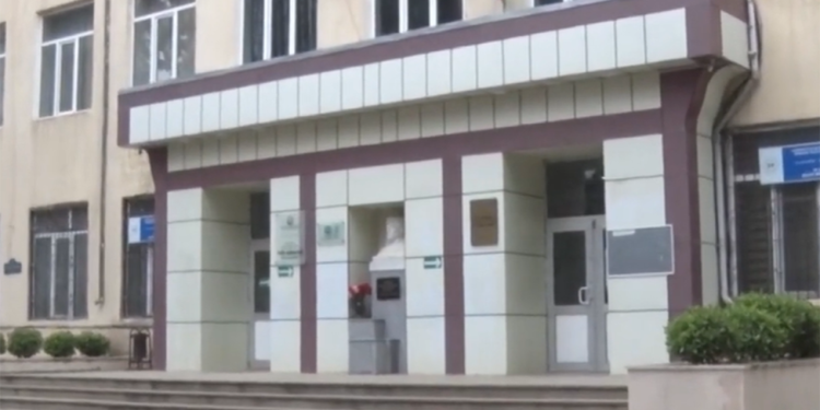 Şagird məktəbdə özünə xəsarət yetirdi - Video