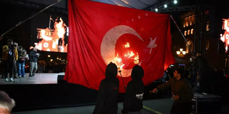 “İrəvanda Türkiyə bayrağının yandırılmasını qətiyyətlə pisləyirik” - XİN