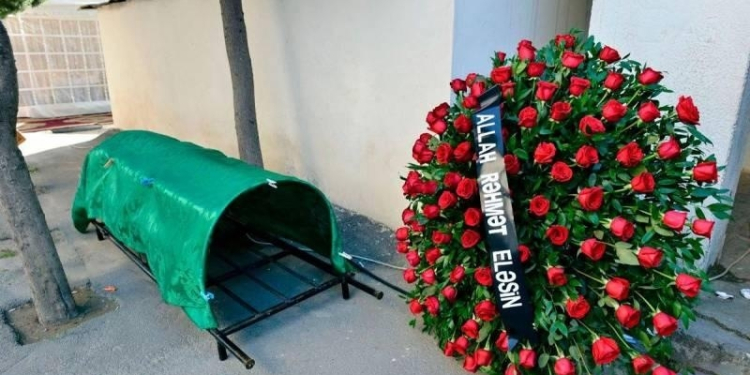 Dostunun yas yerində vəfat etdi