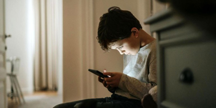 Daha bir ölkə uşaqlar üçün sosial şəbəkələri qadağan edəcək