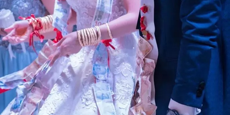 Həyat yoldaşının qızıllarını satıb, sevgilisi ilə toy etdi