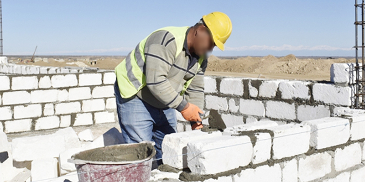 İşlədiyi evin ikinci mərtəbəsindən yıxılıb öldü