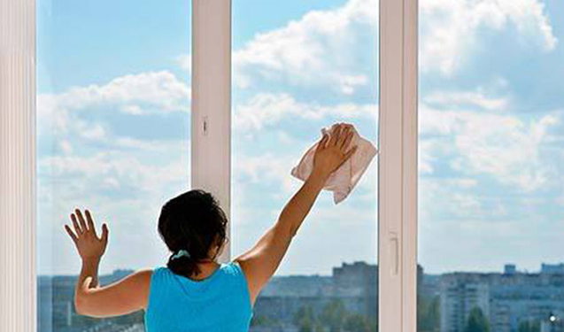 Anasının evinin pəncərəsini silərkən yıxılıb öldü