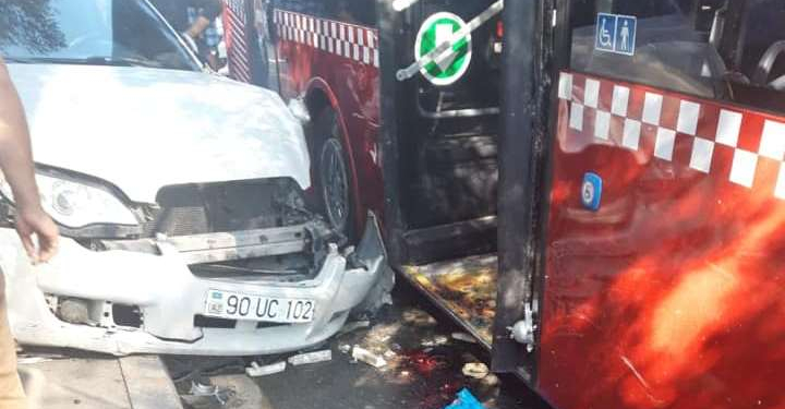 Bakıda avtobusla minik maşını toqquşdu: xəsarət alan var