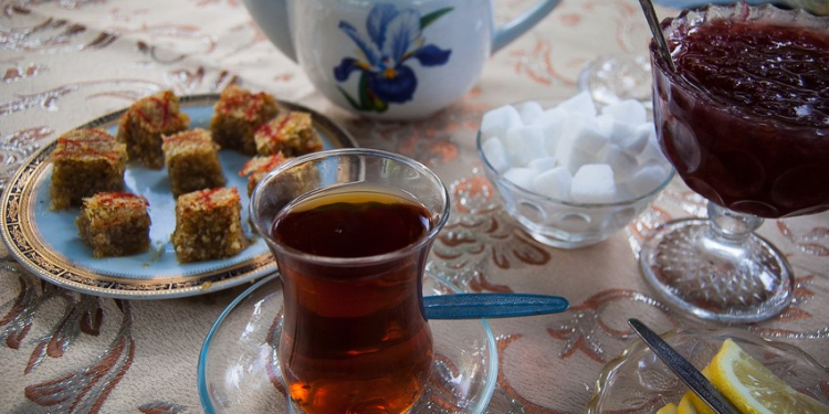 92 yaşlı kişi kafedə öldü