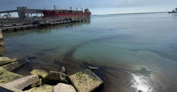 Krasnodarda dron zərbələrindən sonra neft dənizə sızıb