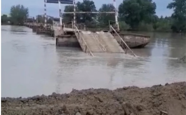 Kürün səviyyəsinin artması nəticəsində Sabirabadda iki kəndi birləşdirən ponton körpü su altında qalıb