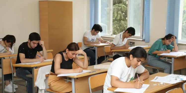 Bu gün 55 mindən çox şagird buraxılış imtahanı verib