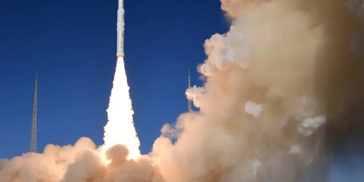 Çin “Lijian-1” raketi ilə orbitə 8 peyk çıxarıb