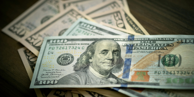 Azərbaycanda dollar ucuzlaşdı