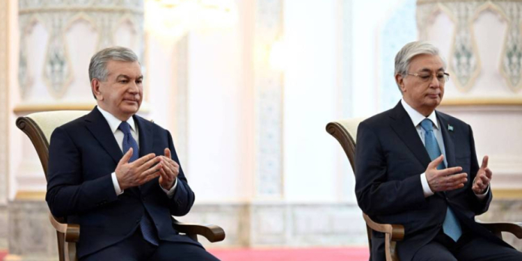 Qazaxıstan və Özbəkistan liderləri Türküstanda yeni məscidi ziyarət ediblər