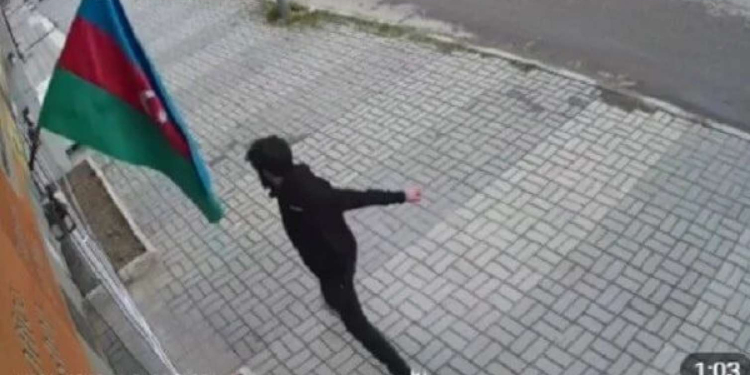 Bayrağa hörmətsizlik etdi, cavabı ağır oldu