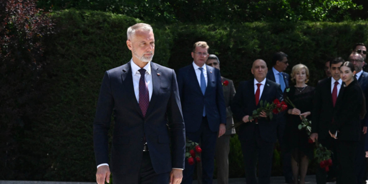 Slovakiya nümayəndə heyəti Ulu Öndərin məzarını ziyarət etdi